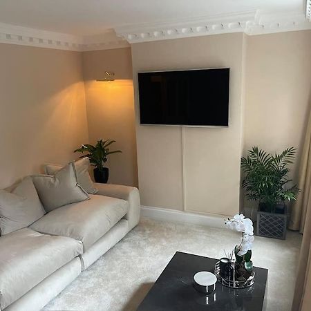 Newly Refurbished Apartment, Near Station & River Лондон Экстерьер фото