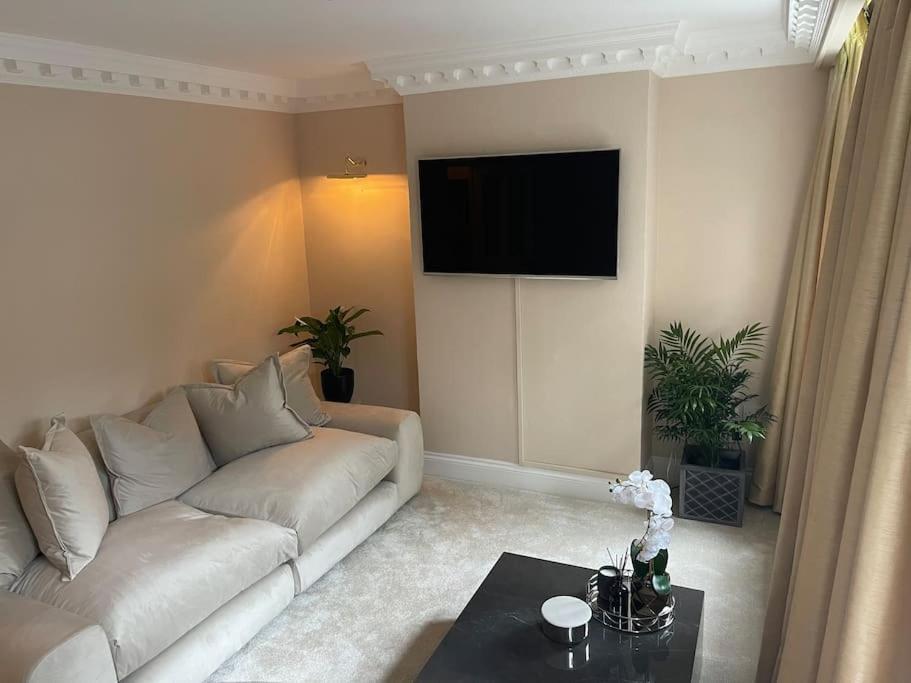 Newly Refurbished Apartment, Near Station & River Лондон Экстерьер фото