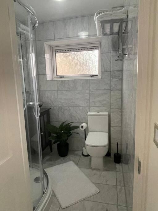 Newly Refurbished Apartment, Near Station & River Лондон Экстерьер фото