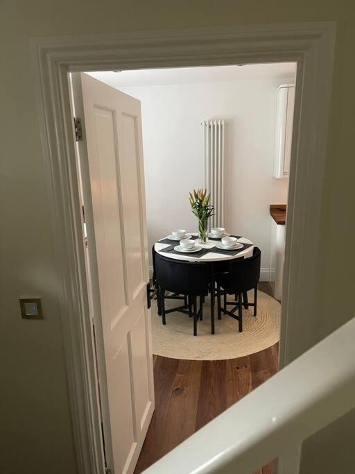 Newly Refurbished Apartment, Near Station & River Лондон Экстерьер фото